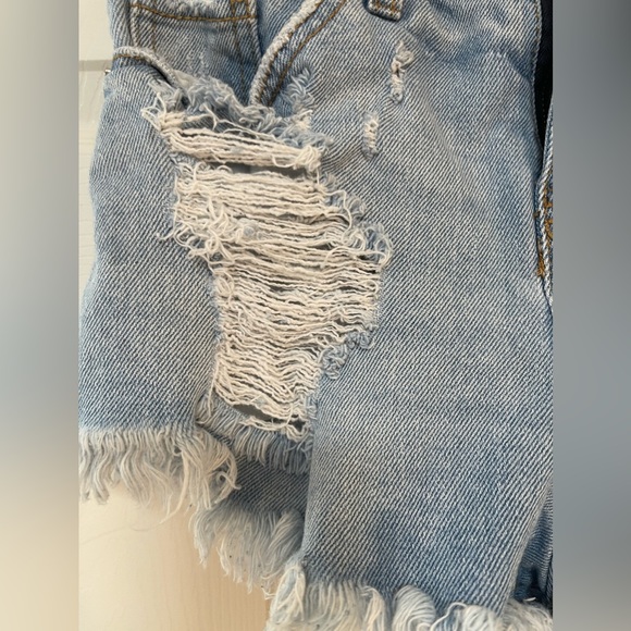 Wild Fable Cut off Jean Shorts Light Wash Distressed Size 2 - Picture 2 of 5